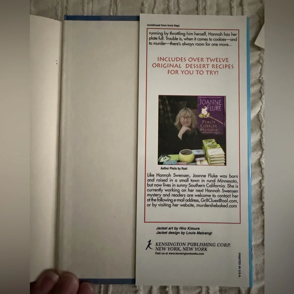 Joanne Fluke 'Cream Puff Murder' Hardcover Book - Picture 4 of 5